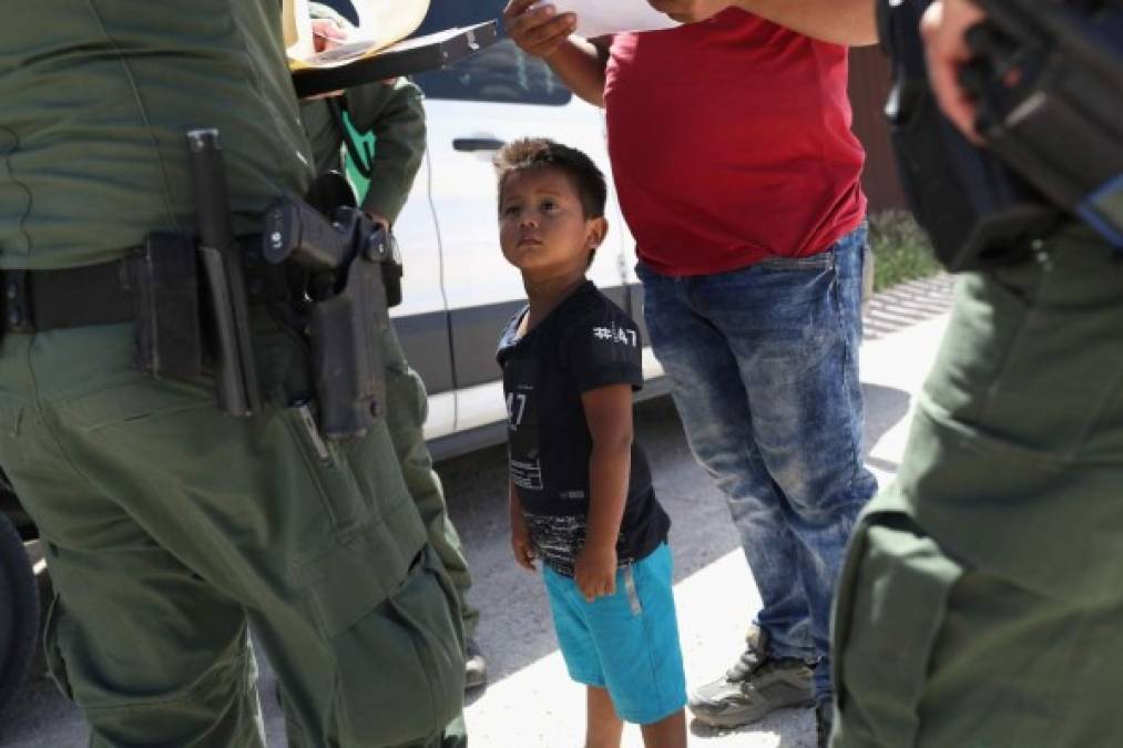 Arrancar a los niños de brazos de sus padres; la severa medida para desalentar a los migrantes