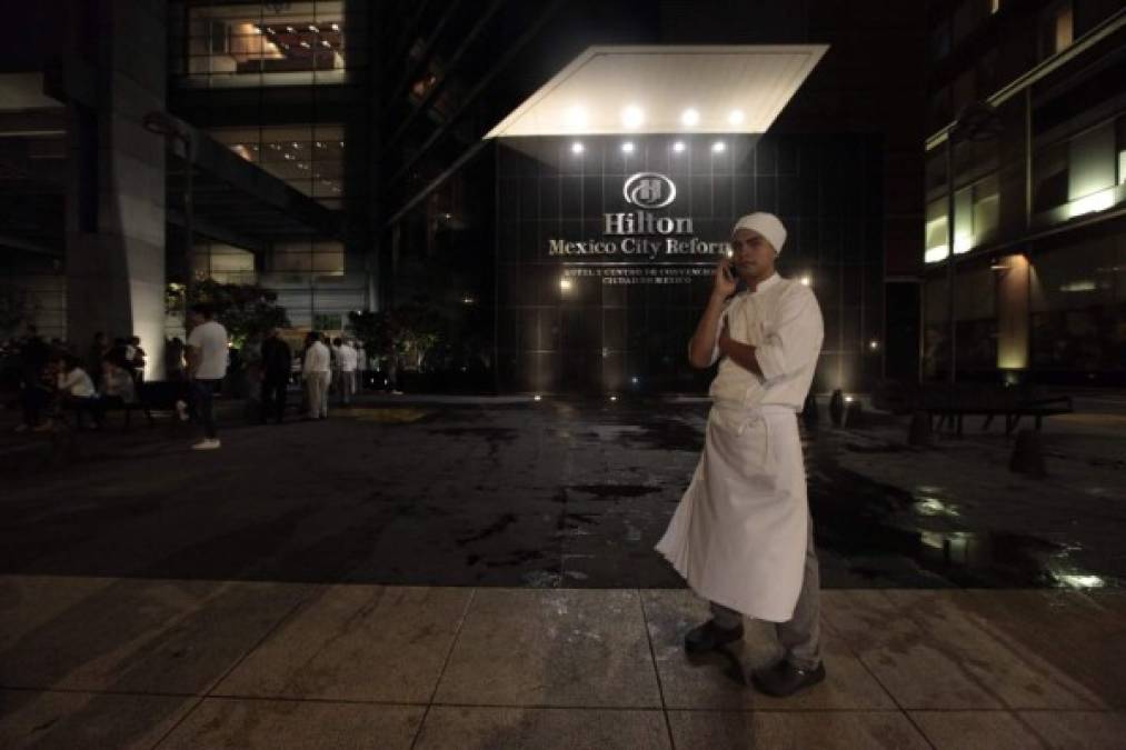 FOTOS: Tras fuerte temblor en México, las familias se abrazan nerviosas en las calles