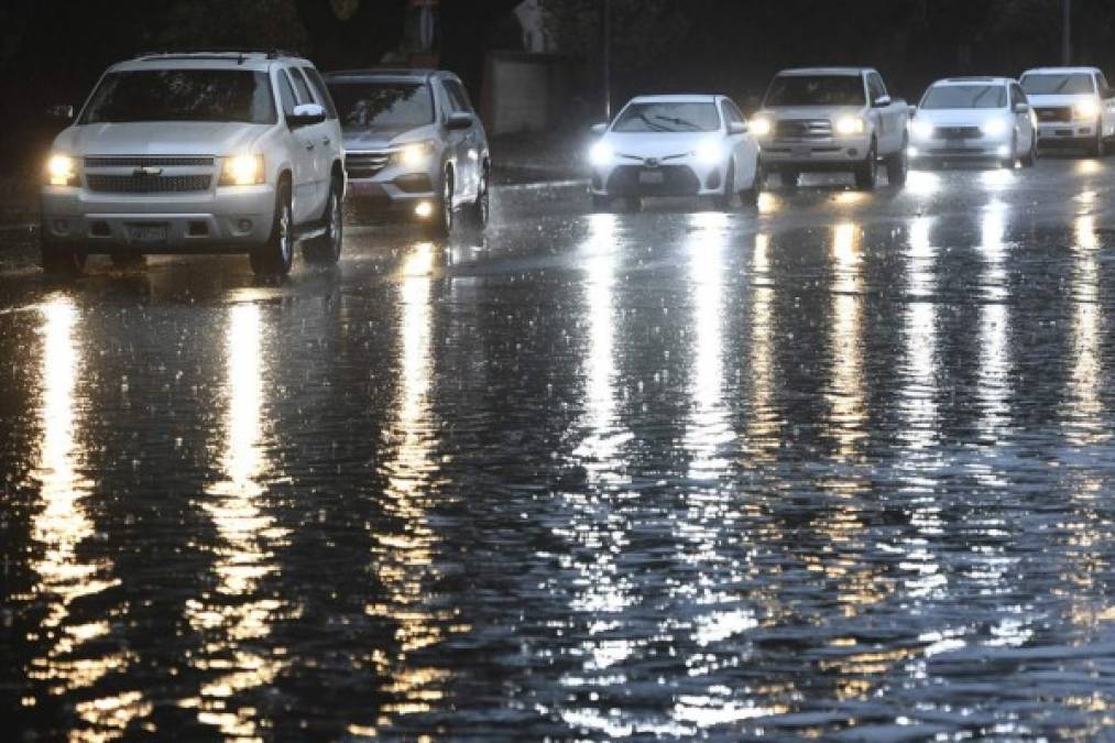 FOTOS: Calles anegadas deja el 'ciclón bomba' que azota el norte de California