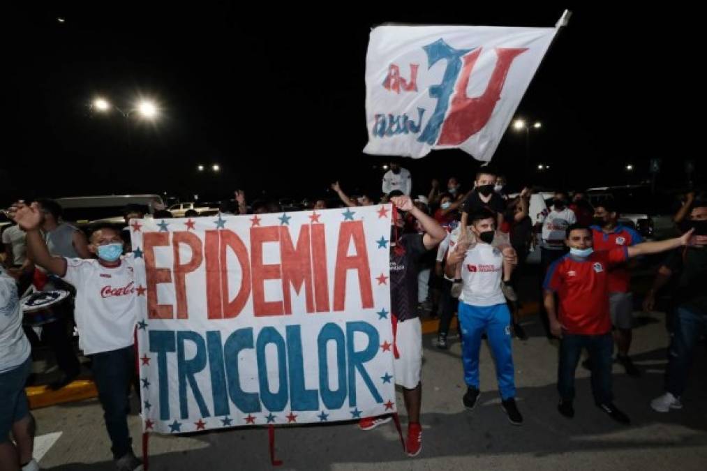 Locura desató Olimpia al arribar al aeropuerto Ramón Villeda Morales  