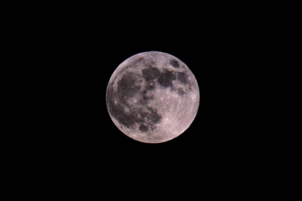 Así se ve el eclipse lunar más largo del siglo, alrededor del mundo (Fotos)