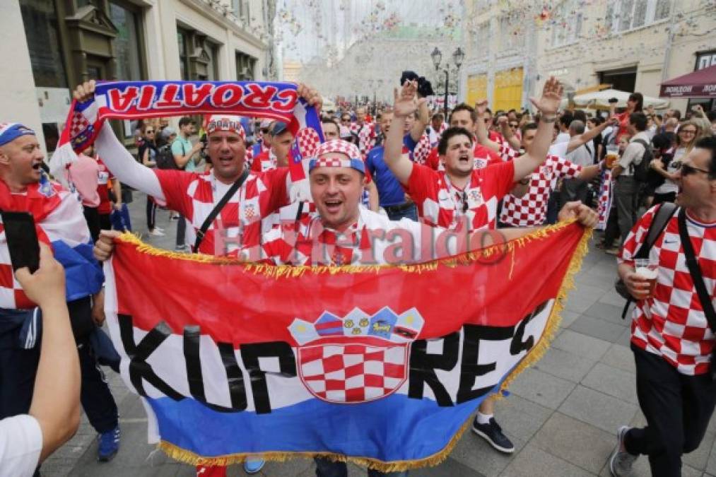 Afición de Croacia e Inglaterra enloquecen en celebración previo al último duelo semifinalista
