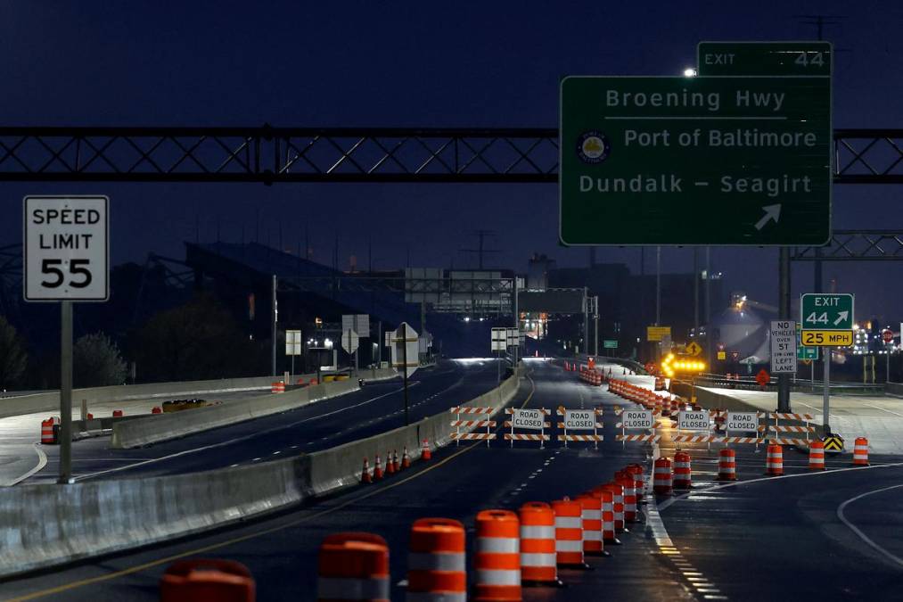 Cerrados permanecen accesos al puente que colapsó en Baltimore