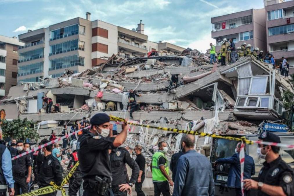 Angustia y desesperación: el rescate de personas atrapadas tras terremoto en Turquía