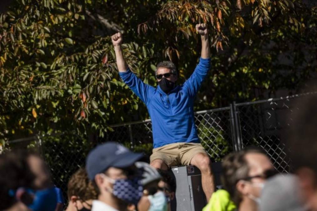 Miles festejan en alrededores de la Casa Blanca al grito de 'fuera Trump'