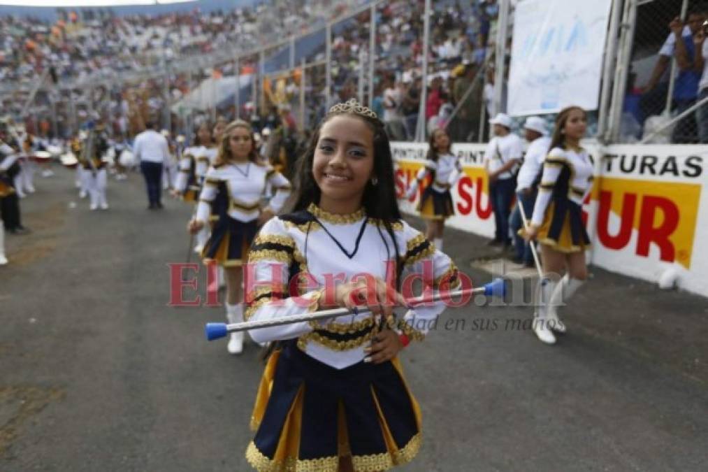 FOTOS: Hermosas palillonas que deslumbraron a primera hora en los desfiles patrios