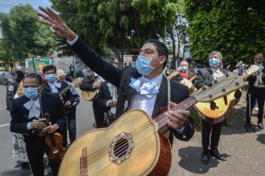 FOTOS: Mariachis animan a pacientes con Covid-19 frente a hospital en México