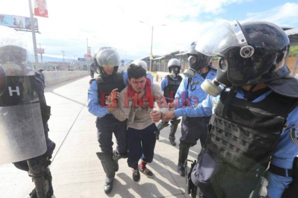 FOTOS: Nueva batalla campal entre universitarios y policías en la UNAH