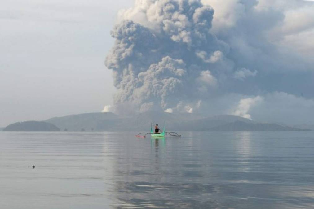 La imponente y terrorífica columna de cenizas del volcán en Filipinas