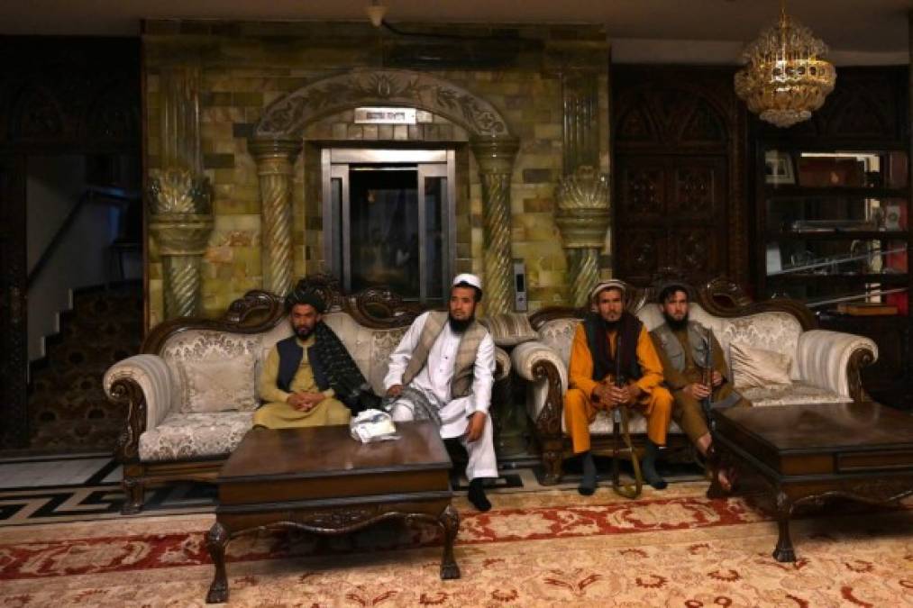 Entre lujos y armas, los talibanes se toman el palacio de su peor enemigo (FOTOS)