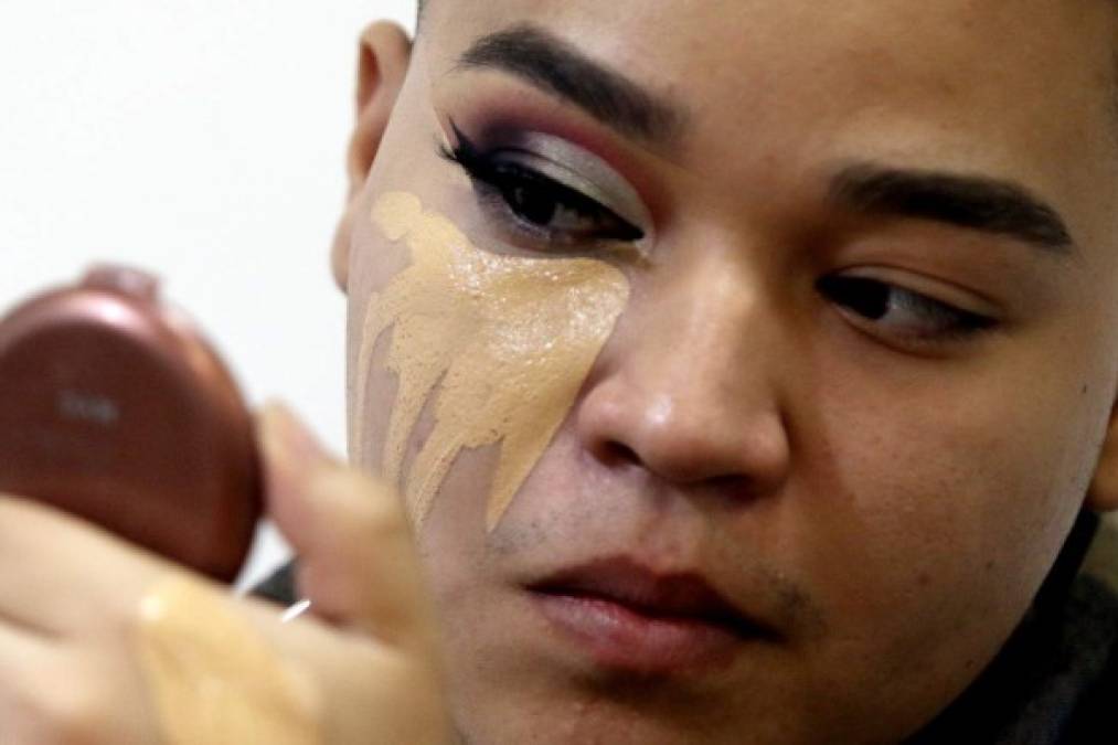 Así fue la sorprendente transformación del maquillista hondureño Enrique Gardez, ante las cámaras