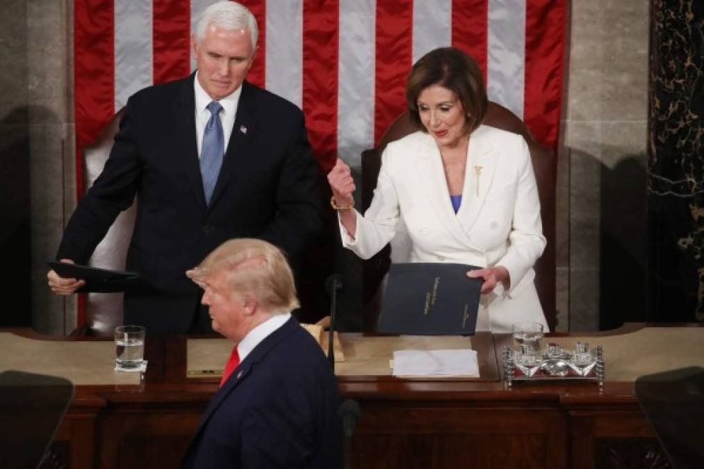 En imágenes: Momento en el que Donald Trump niega estrechar la mano a Nancy Pelosi