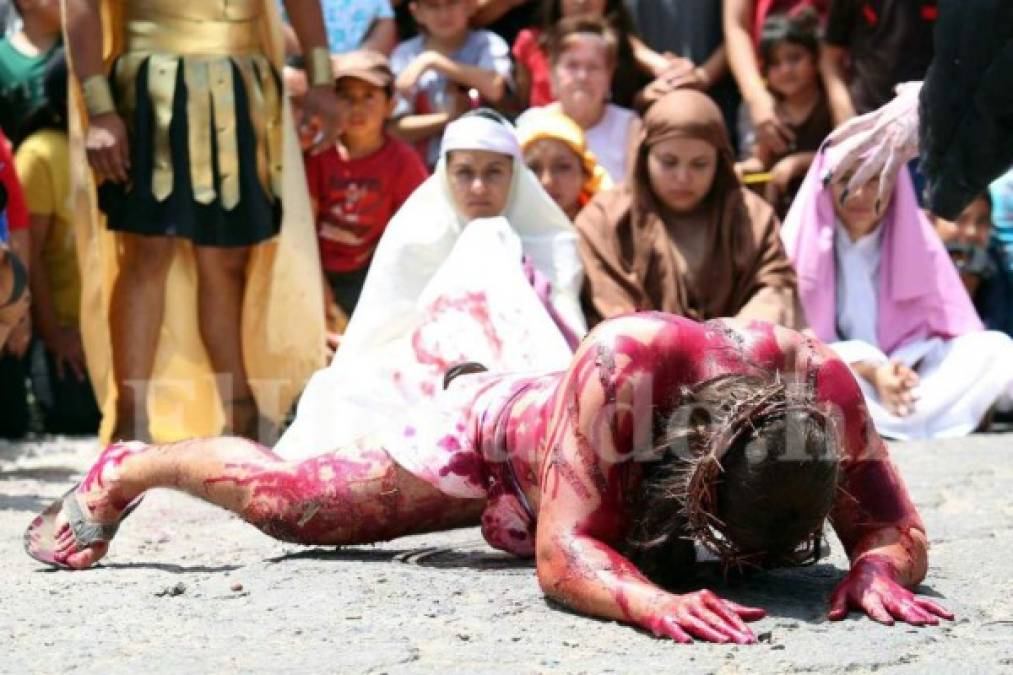 El espectacular Vía Crucis de Iglesia El Calvario que revive la pasión de Cristo