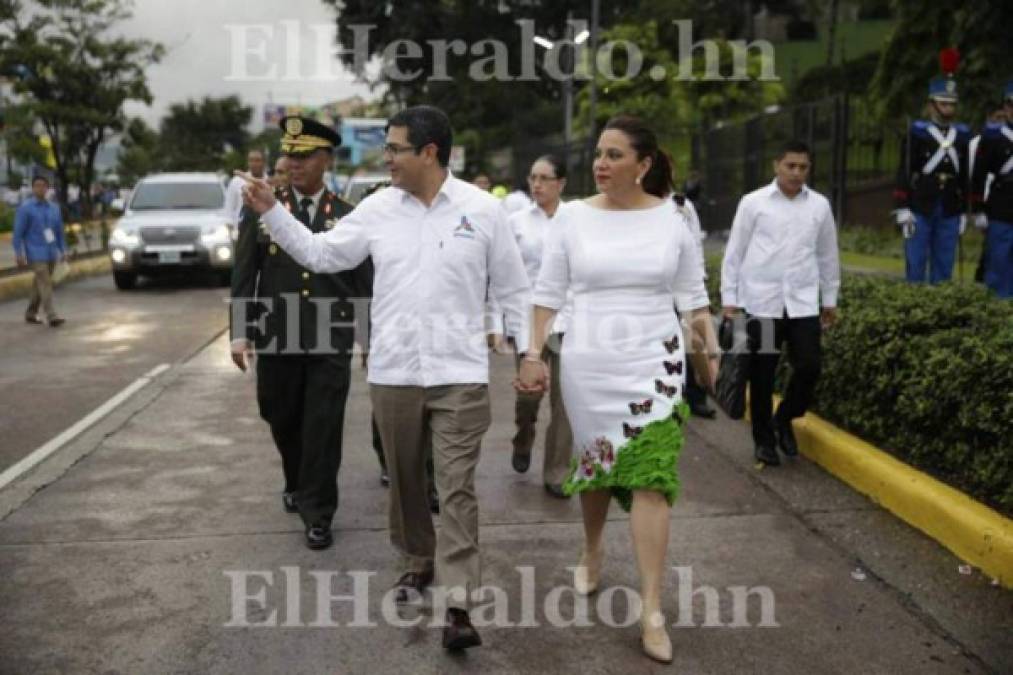 Estos son los vestidos que la primera dama Ana García de Hernández ha usado en los desfiles patrios