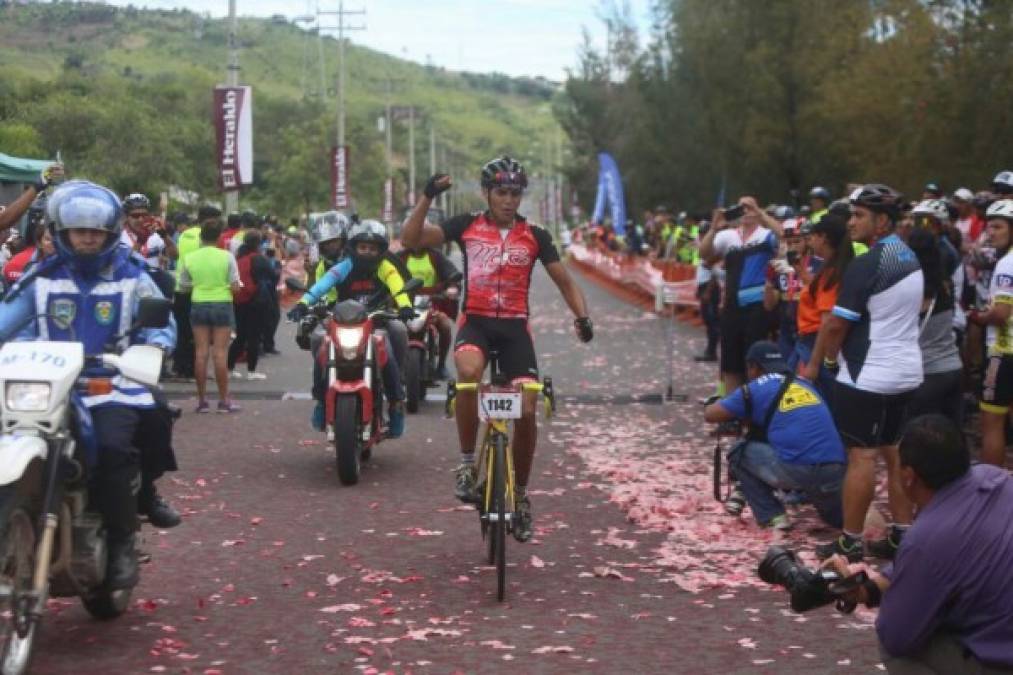 Así fue la llegada de Bryan Mendoza, el ganador Élite de la Sexta Vuelta Ciclística