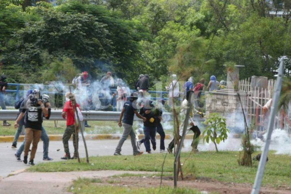 Las imágenes que no viste de la batalla campal entre el MEU y policías