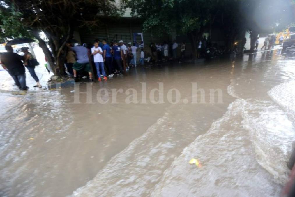 Así se inundó la capital de Honduras tras fuerte lluvia caída este domingo