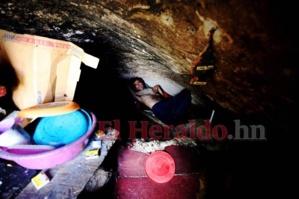 FOTOS: Una oscura y húmeda cueva, la 'casa' de un zapatero hondureño