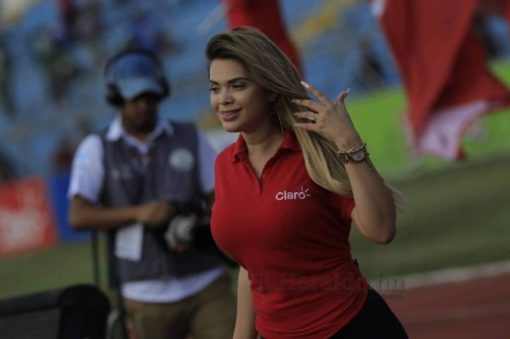 FOTOS: Hermosas chicas presentes en el Olímpico para apoyar a la H ante Chile