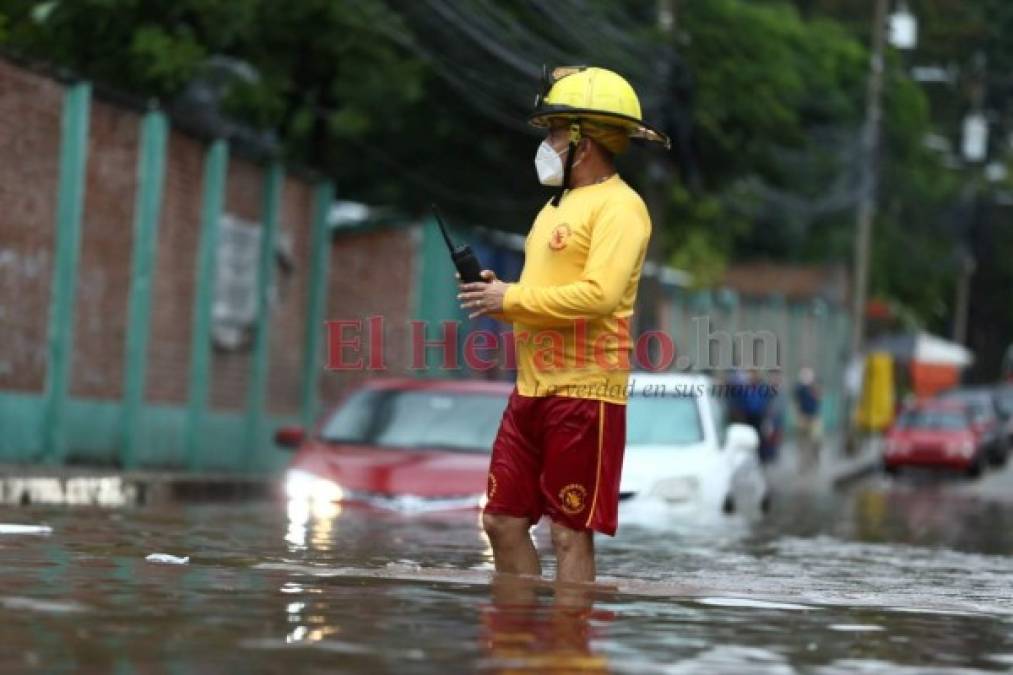 Carros anegados y personas atrapadas en la Kennedy tras fuerte tormenta en la capital