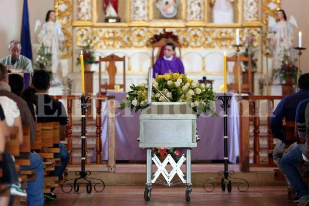 Imágenes dolorosas: Cantarranas entierra a estudiante asesinado por mareros