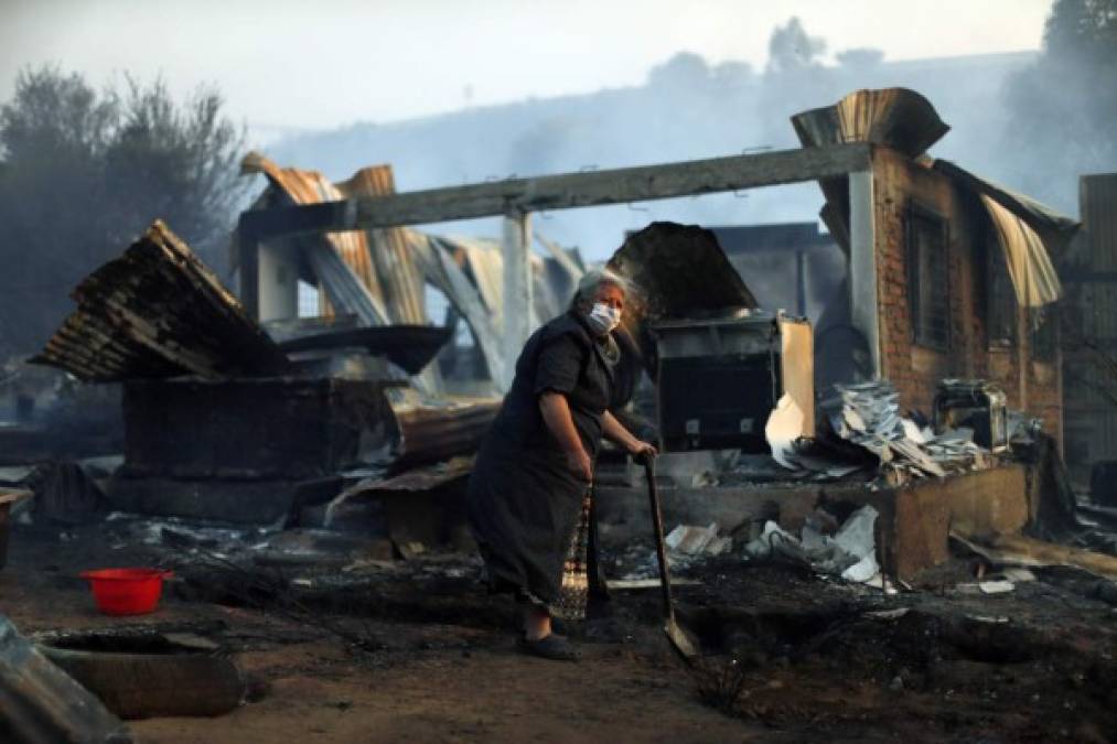 En imágenes el pavoroso incendio que amenaza arrasar Valparaíso