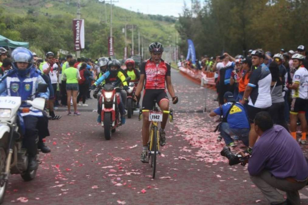 Así fue la llegada de Bryan Mendoza, el ganador Élite de la Sexta Vuelta Ciclística