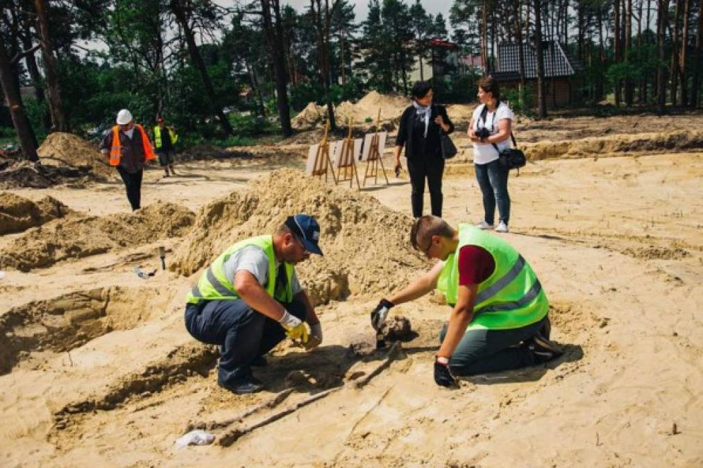 FOTOS: Descubren restos de más de 100 niños con monedas en la boca en Polonia  