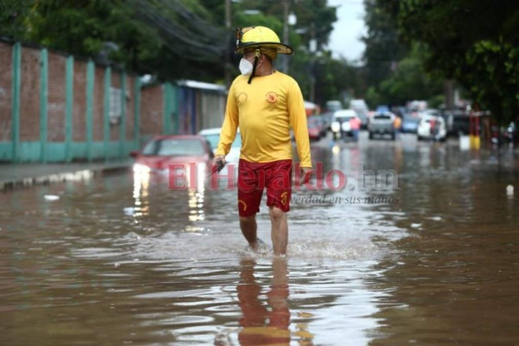 Carros anegados y personas atrapadas en la Kennedy tras fuerte tormenta en la capital