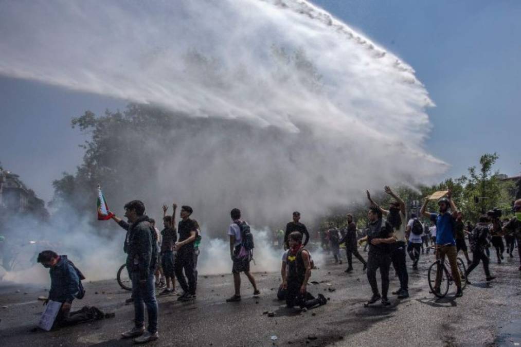 Toque de queda, caos y muertes durante violentas protestas en Chile