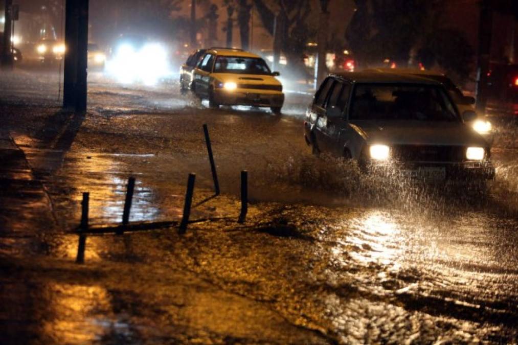 Copiosa lluvia inunda algunas calles de Tegucigalpa
