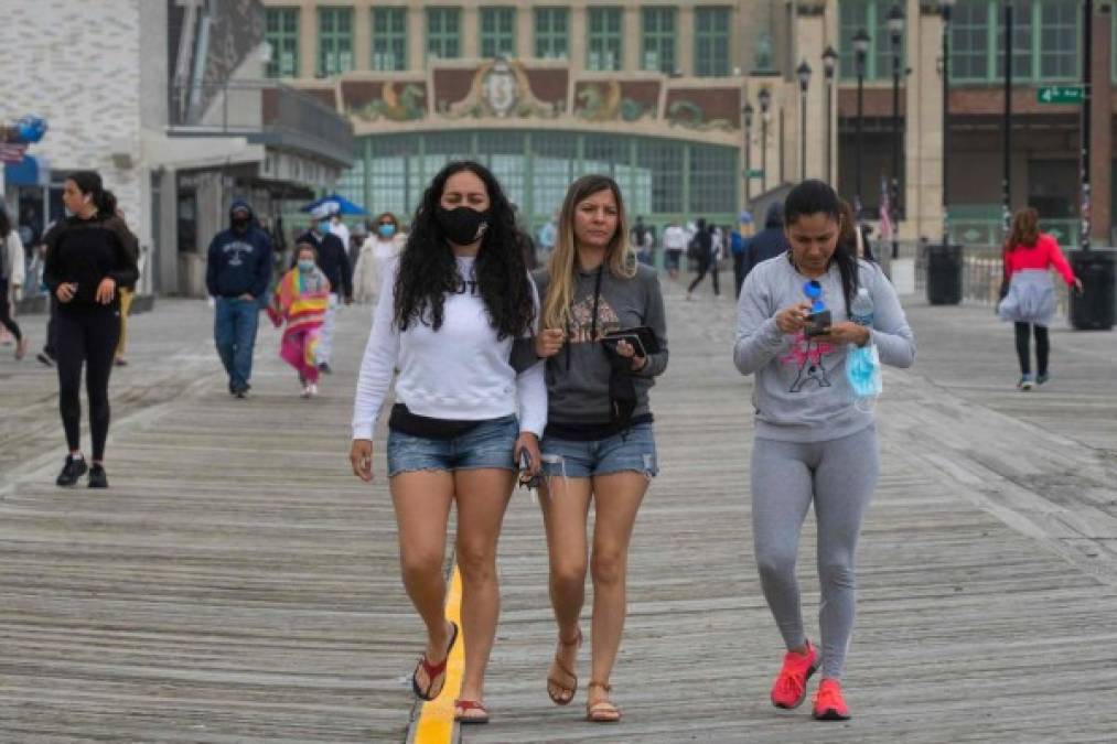 Cansados del encierro miles en el mundo buscan las playas y parques (FOTOS)