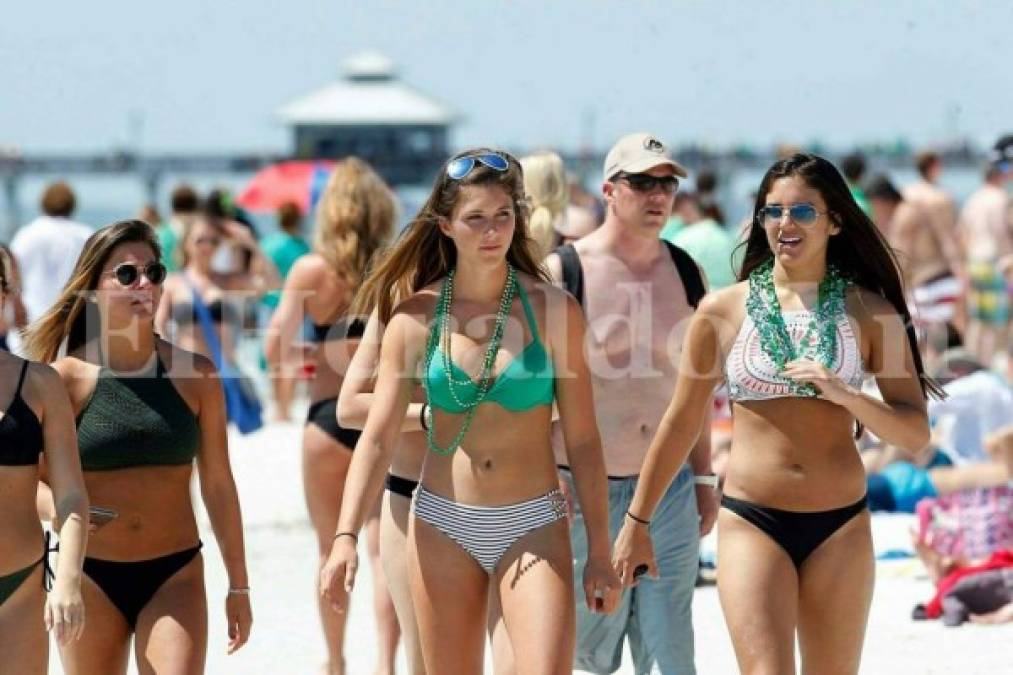 Hermosas mujeres adornan playas de Fort Myers, ciudad de preparación de Honduras ante EEUU