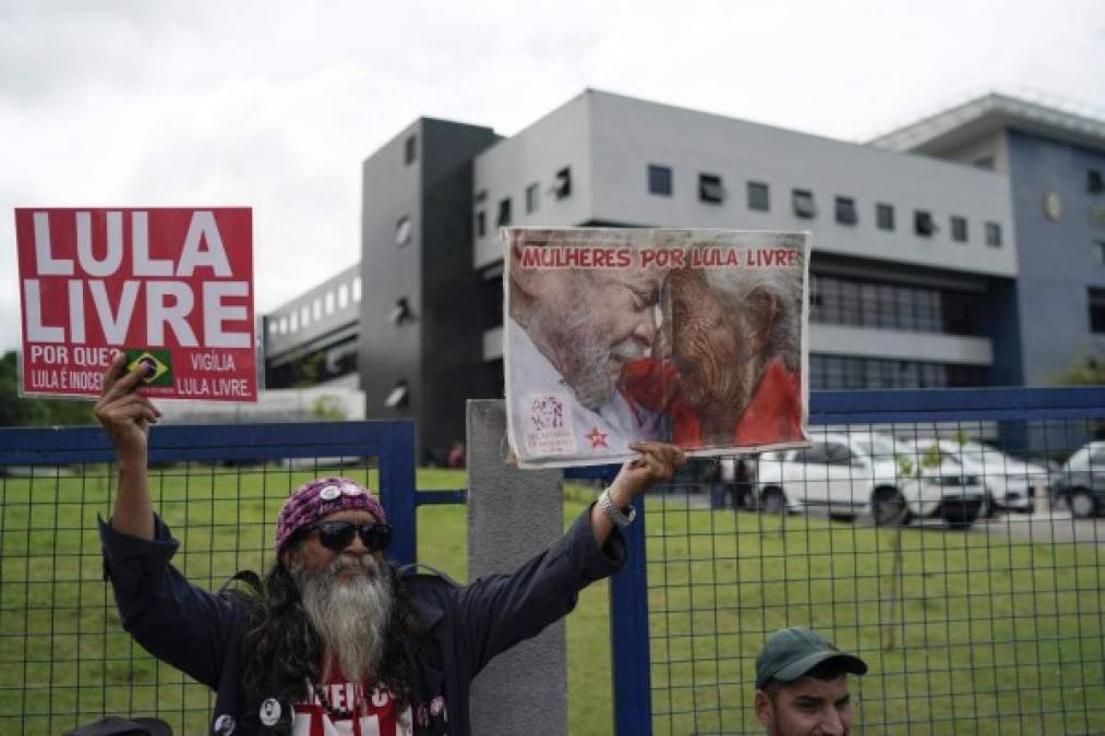 FOTOS: Ovacionado por sus partidarios salió Lula da Silva de la cárcel