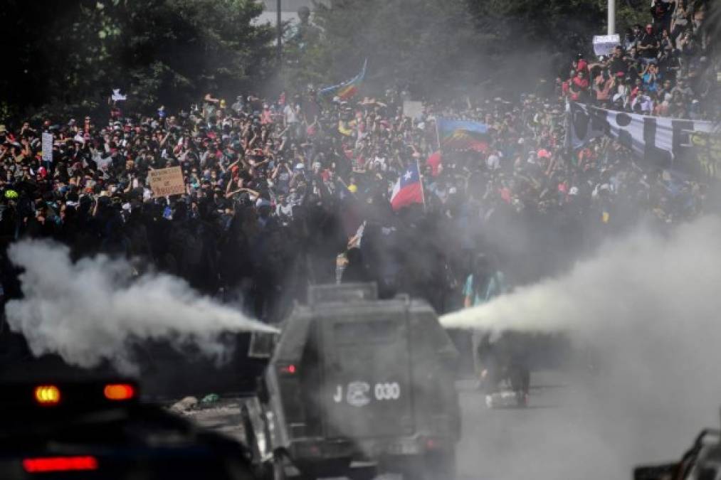 FOTOS: Miles marchan en quinta jornada de protestas en Chile