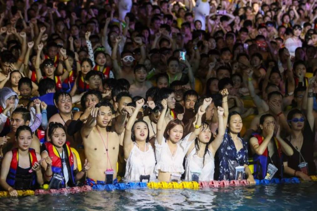 Impactantes imágenes de polémicas macrofiestas en Wuhan; hay miedo de contagios