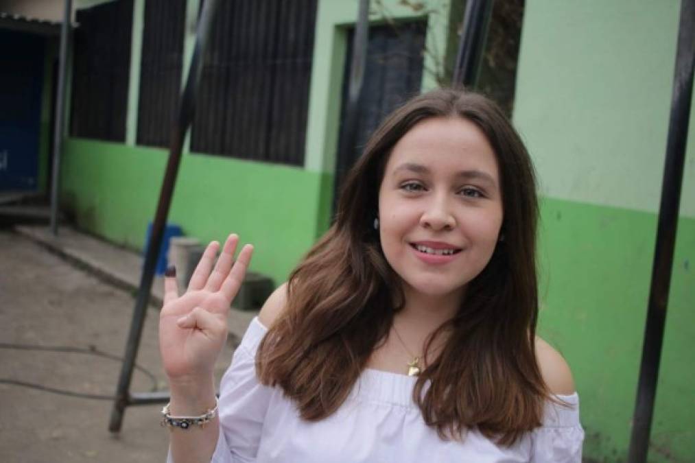 Así votó la bella Ana Daniela, hija de Juan Orlando Hernández