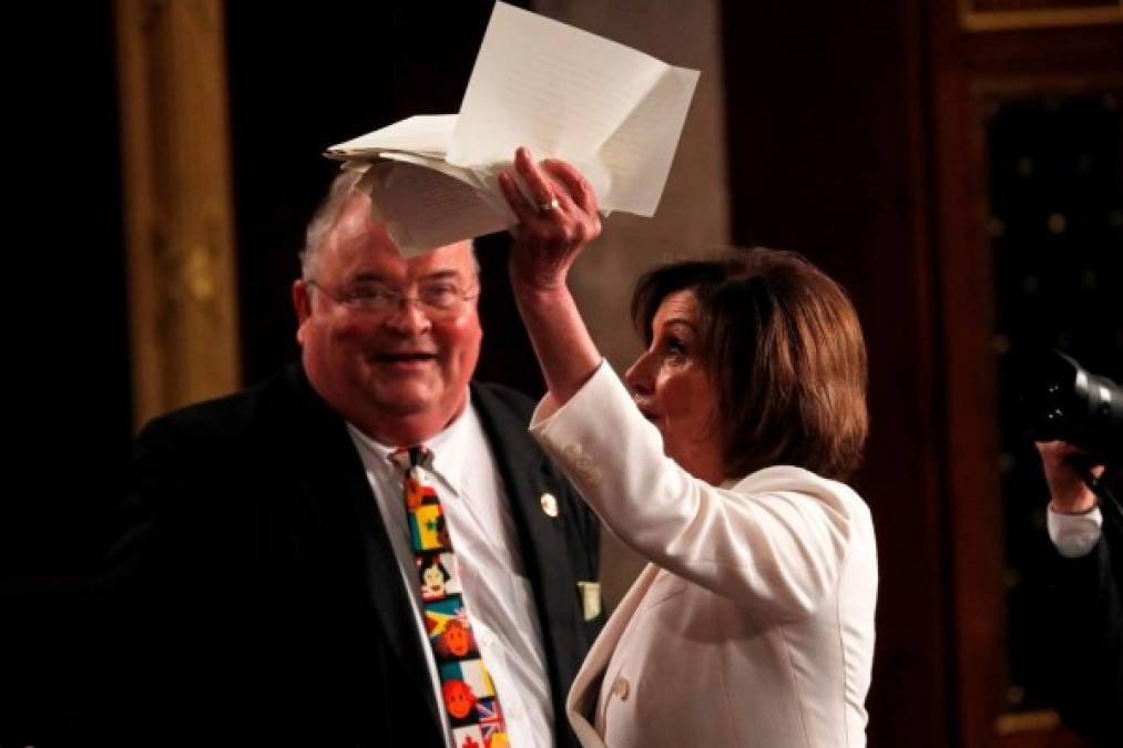 ¡Le devuelve el desplante! Nancy pelosi rompe copia del discurso de Trump