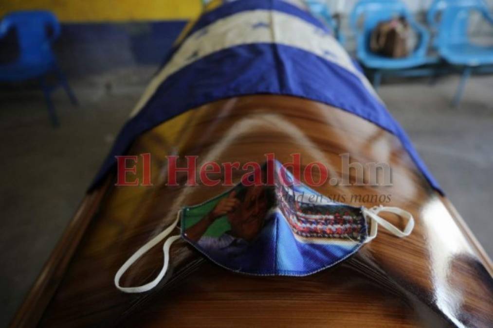 Desconsuelo y llanto en velorio de Chelato Uclés en el Estadio Nacional