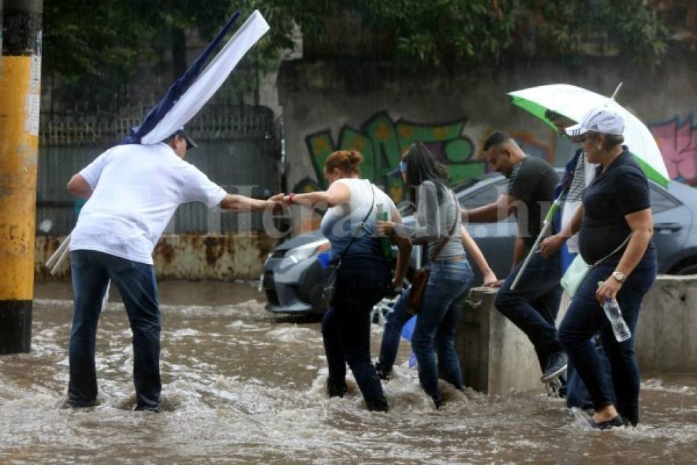 Así se inundó la capital de Honduras tras fuerte lluvia caída este domingo