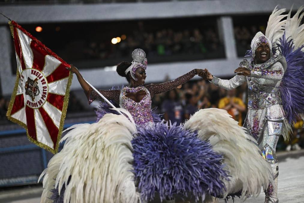 Arrancan los esperados desfiles de Río de Janeiro