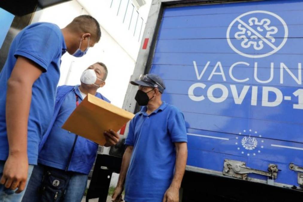 FOTOS: Así fue el traslado de 34 mil vacunas donadas por El Salvador