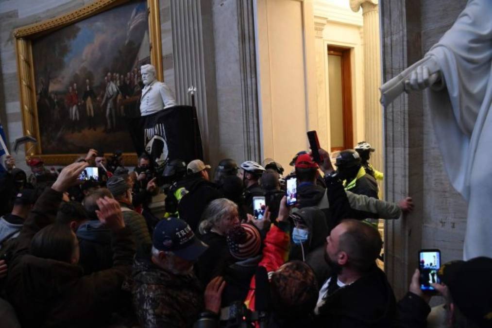 Las imágenes de la violenta invasión en el Capitolio de Estados Unidos