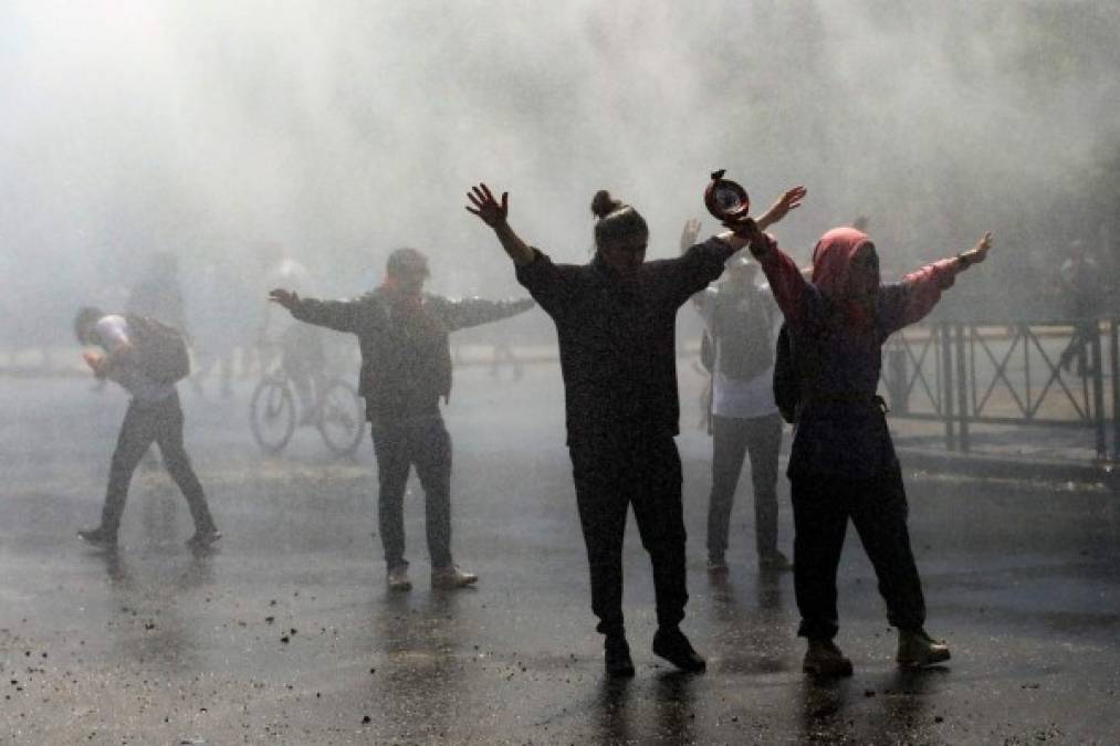 Toque de queda, caos y muertes durante violentas protestas en Chile