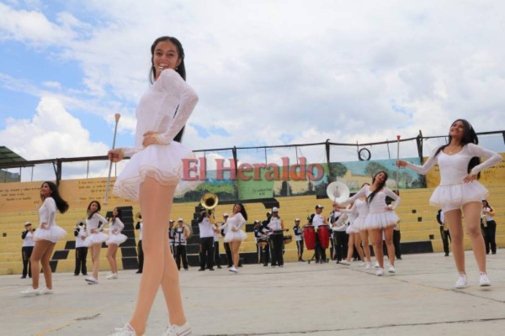 ¡Hermosas! Las palillonas del Instituto Alfonso Guillén Zelaya están listas para desfilar