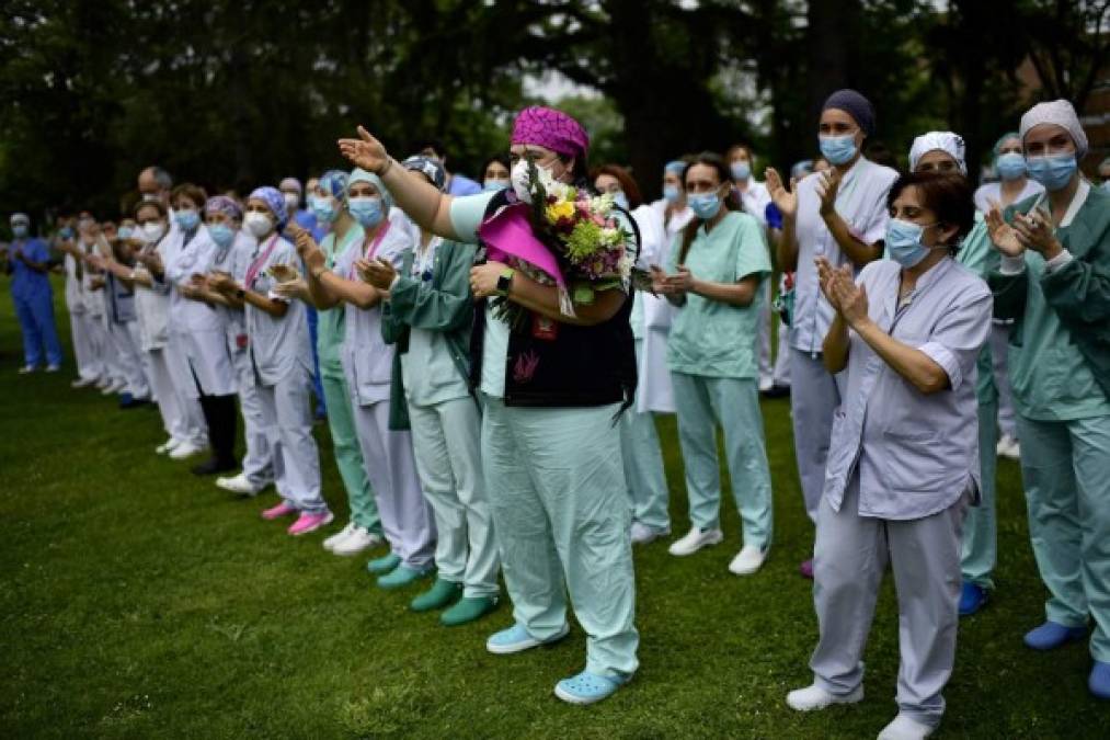 Imágenes: Médicos españoles homenajean compañeros fallecidos por coronavirus