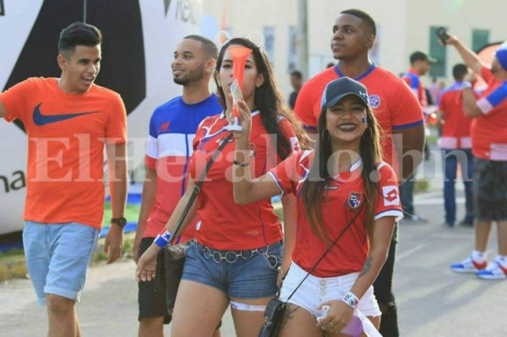 Panamá vs Honduras: Hermosas mujeres inundan el estadio Rommel Fernández