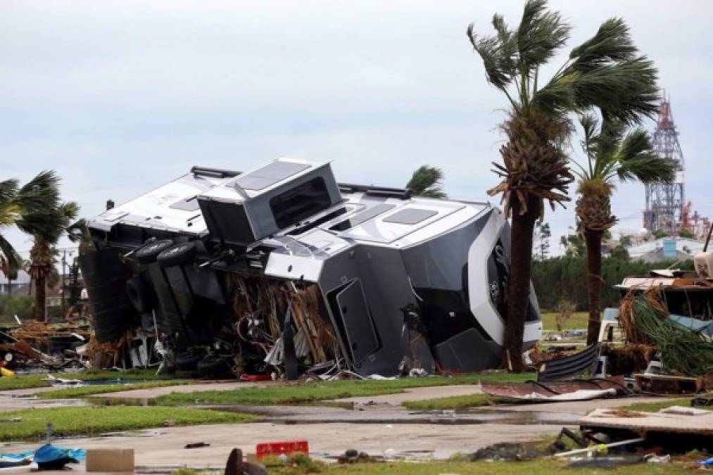 Las imágenes que dejó el primer golpe destructor del huracán Harvey en Texas