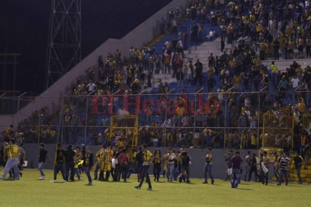 Las imágenes que no vio del ataque entre barras en la semifinal de fútbol hondureño