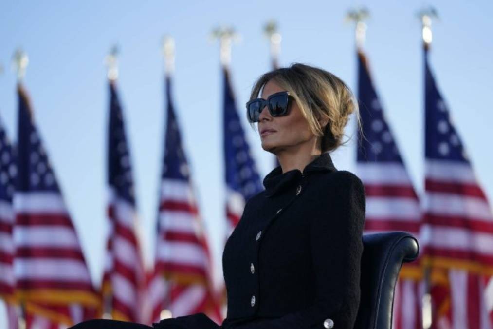 Elegante, sonriente y segura, así lució Melania Trump al abandonar la Casa Blanca (FOTOS)